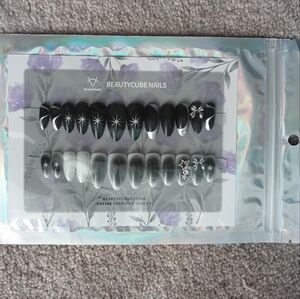 BEAUTYCUBE Studio Black Press-On Nails – Floral & Rhinestone Design